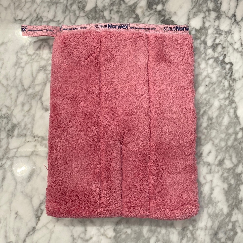 Bathroom Scrub Mitt w/BacLock. BNWT. Soft  and Scrubby Microfiber Mitt.